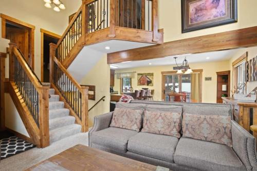 Breckenridge House | Charming 3BR with Hot Tub Walk to Town and Skiing