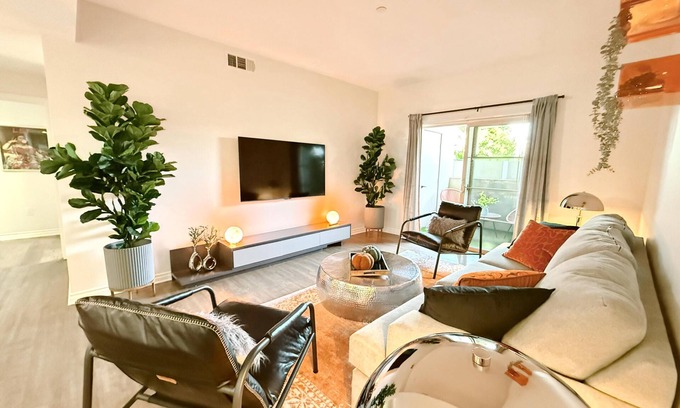 Encino Hotel | Charming 3BR with WiFi, AC in Marvelous Los Angeles 109
