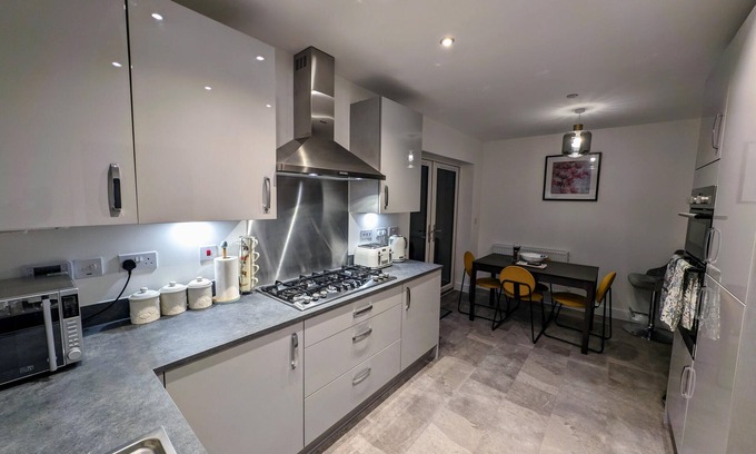 Llanwern House | Charming 4-bed House in Newport