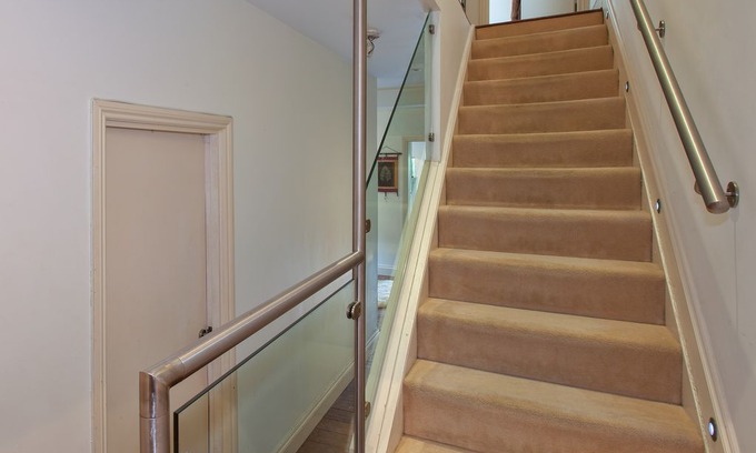 Queen's Park Apartment | Charming 5bed2bath in Quiet Area - Private Garden!