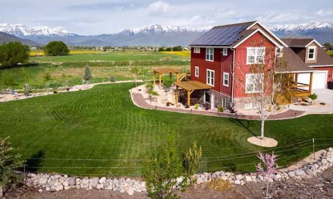 Park City House | Charming Basement Suite with a Mountain View