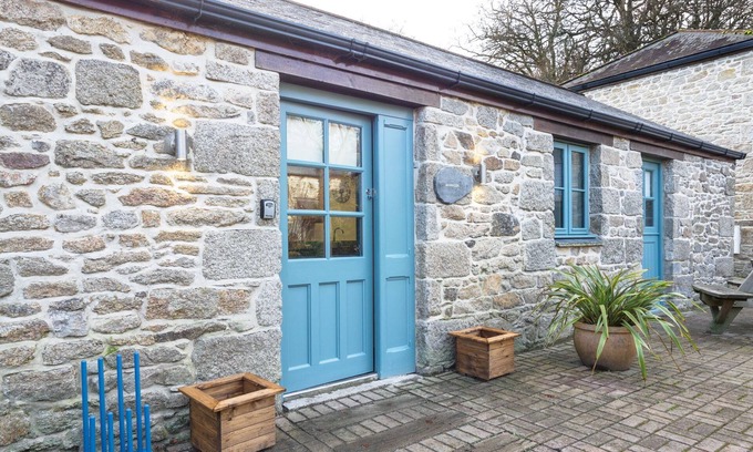 Falmouth Cottage | Charming Cornish cottage with shared pool/hot tub, nr Falmouth/Helford River.