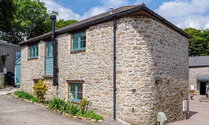 Falmouth Cottage | Charming Cornish cottage with shared pool/hot tub, sleeps 6, nr Falmouth