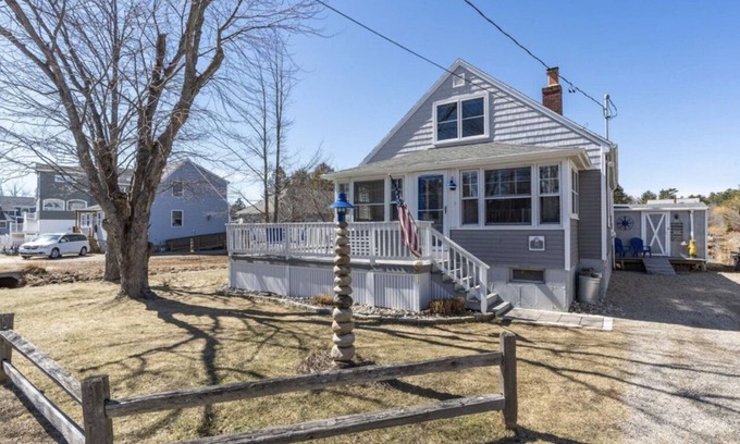 Ocean Park Cottage | Charming cottage only 3 min walk to beach!