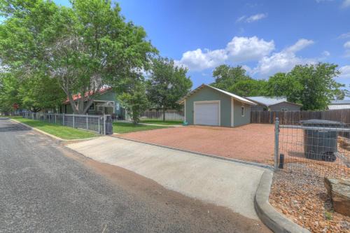 Fredericksburg House | Charming Cottage-3 Mins to Downtown-Pet Friendly!