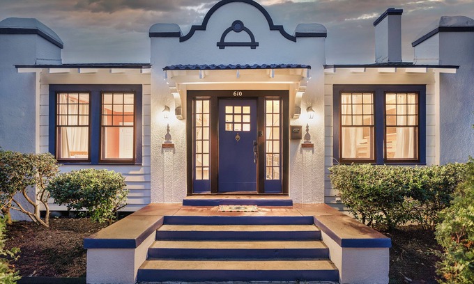 Alta Vista House | Charming Downtown 3-bedroom bungalow -Riverwalk - The Alamo-and more