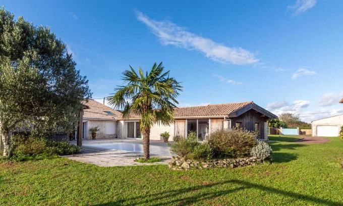 Marennes House | Charming, quiet house with swimming pool close to the coast