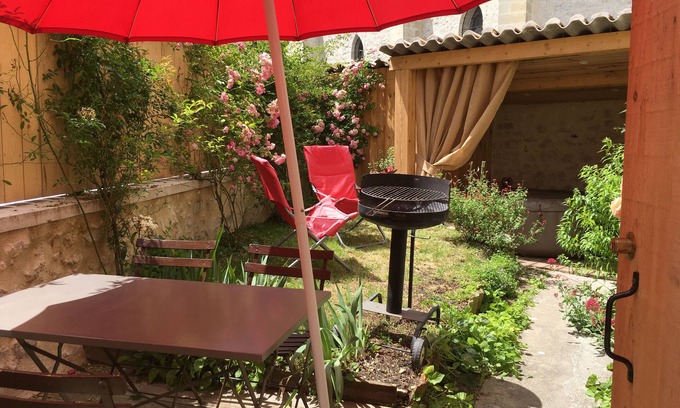 Issigeac House | Charming gite "Le Petit Logis" with garden and jacuzzi for 2 to 5 people.