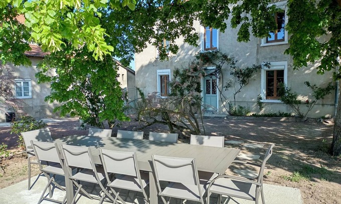 Neulise Cottage | Charming Gîte with Garden, Jacuzzi, and Sauna in Neulise