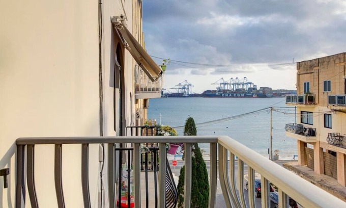 Il-Qajjenza Apartment | Charming home Apt with private balcony in B'Bugia
