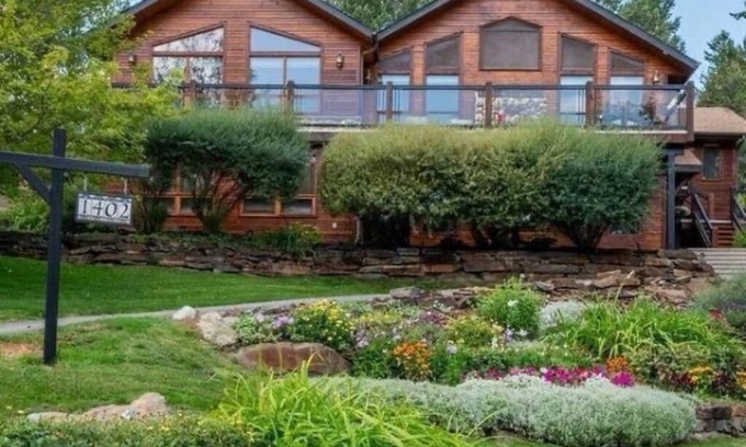 East Kootenay House | Charming Home Near Ski Resorts, Golf Courses & Beautiful Lake Views