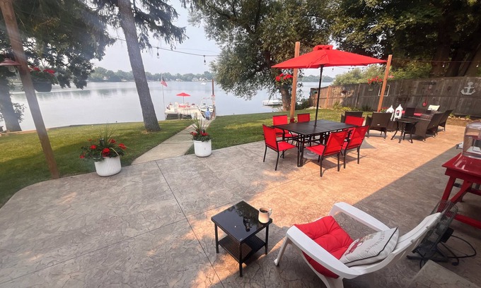 Lindenhurst House | Charming Lakehouse with 4-bedrooms and fitness room.