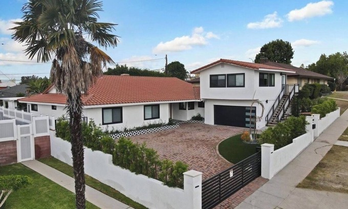 Ladera Heights House | Charming Luxury 3-bedroom house with Private Parking in welcoming Ladera Heights
