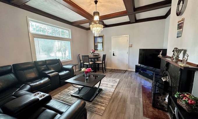 Waukegan House | Charming Main-Level Getaway