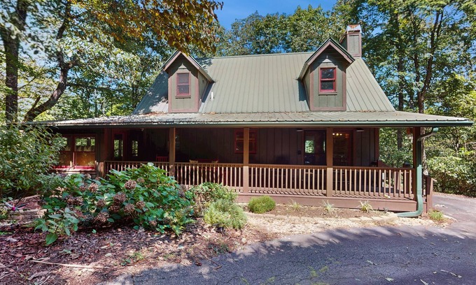 Screamer Mountain Cabin | Charming mountain cabin with scenic views and modern comforts