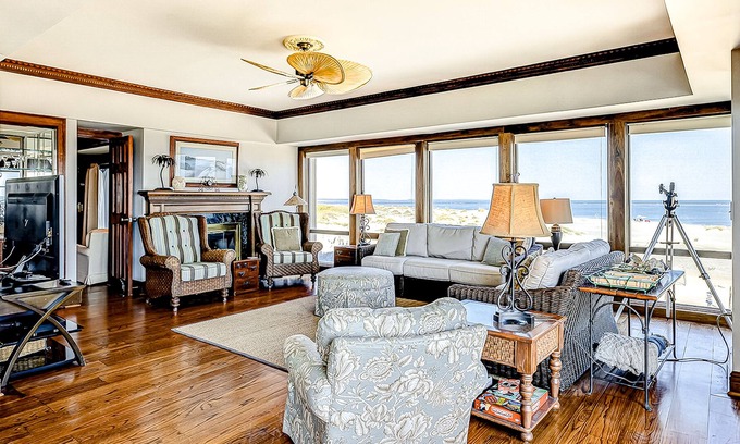 Isle of Palms Condo | Charming oceanfront condo w/ pool, hot tub, balcony, central AC, & washer/dryer