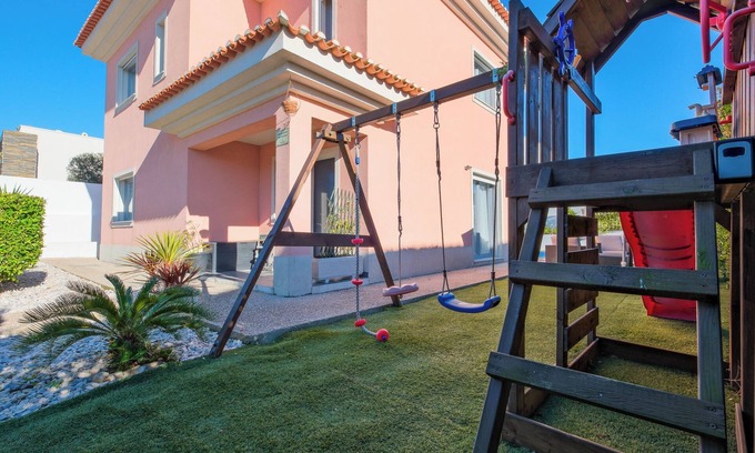 Charneca de Caparica e Sobreda Villa | Charming villa with private garden and swimming pool,close to the beach and golf