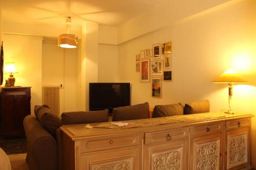Oropos Apartment | Charming Seaside Flat