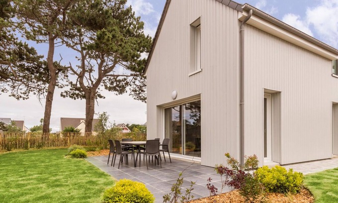 Portbail Cottage | "Charming Seaside Home with Modern Amenities & Private Garden in Port-Bail-sur-Mer"