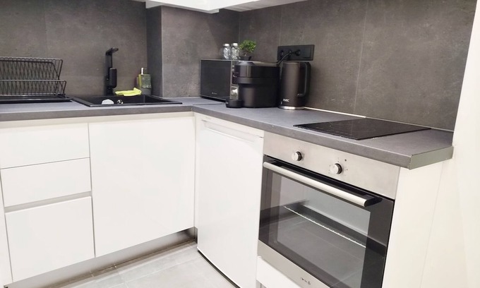 Ampelokipoi Apartment | Charming Studio no Windows Near Panormou Metro