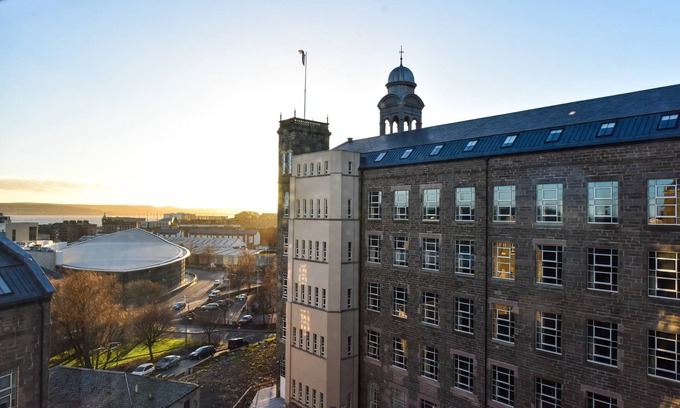 Dundee Apartment | Charming Studio Suite in Dundee | Free Wi-Fi