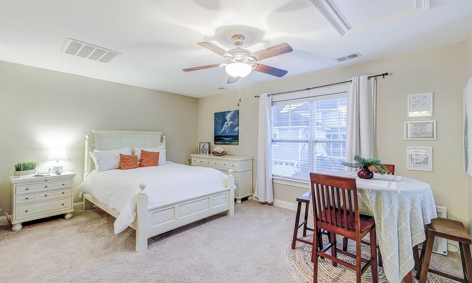 Charleston Apartment | Charming studio with 3 pools, kitchenette & central AC