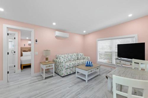Sanibel Apartment | Charming Suite with Balcony and Bikes at Historic Sandpiper Inn