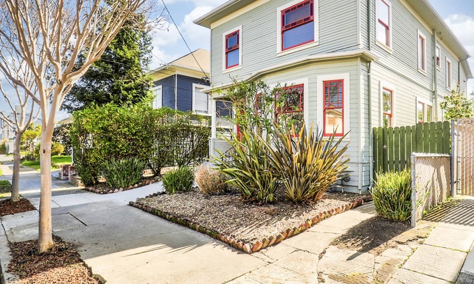 Emeryville Apartment | Charming top floor duplex with garden-patio.