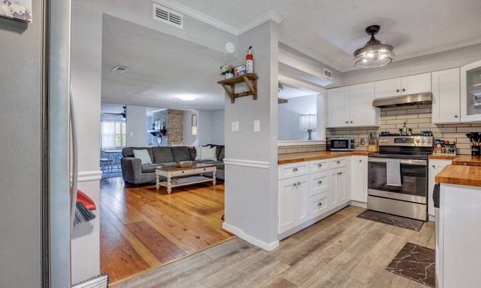 Thunderbolt House | Charming Townhome Minutes to Downtown + Beach w/Parking by Lucky Savannah