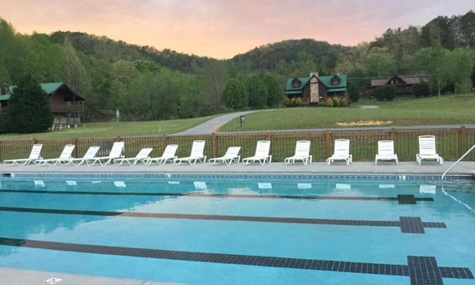 Gatlinburg - Pigeon Forge Ski Chalet | Chasing Butterflies Treehouse, Hot Tub, WIFI, As seen on Barnwood Builders!