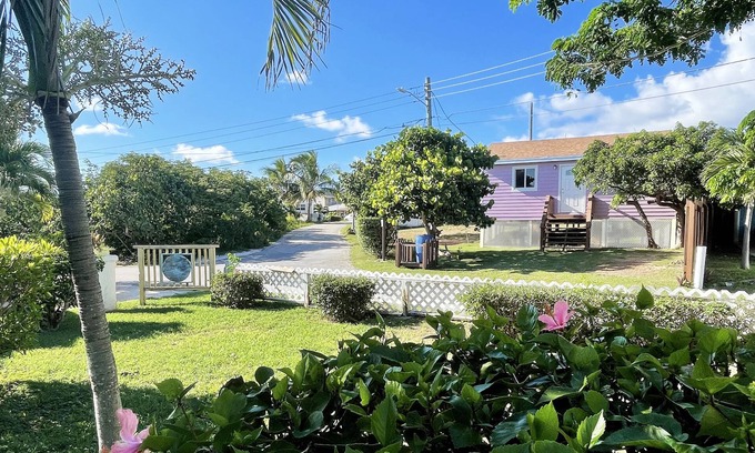 Spanish Wells House | Cheerful Bahamian Pad. Walk to Beaches, Bars, Restaurants, Grocery-Liquor stores