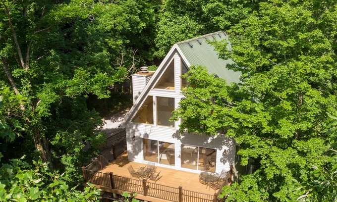 Smithville Ski Chalet | Cherokee Hideaway (Dog-Friendly)