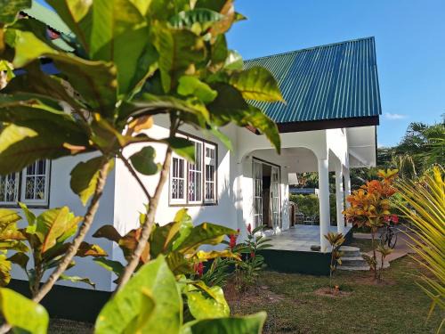 La Digue Villa | CHEZ MARVA Grande Villa COCO 3 à 12 personnes