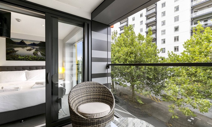 Newton Apartment | Chic 2BR Pool & Gym - Steps to Ponsonby