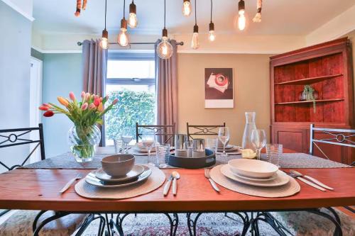 Roath Apartment | Chic 3 Bedroom House - Sleeps 8 - Close to Centre