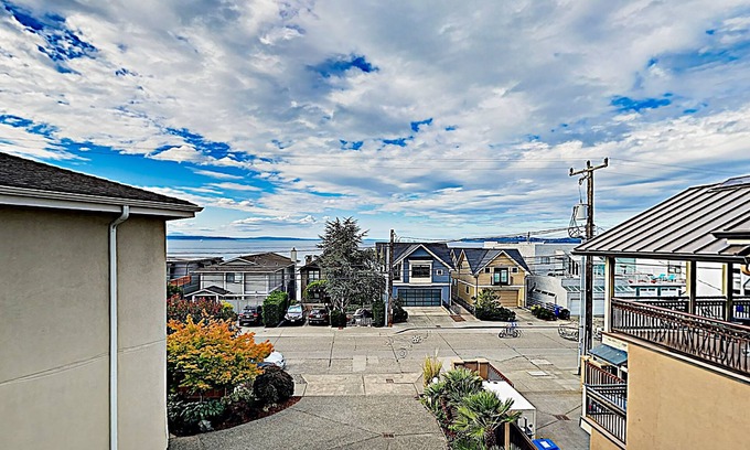Alki House | Chic Alki Point Retreat w/2 Bay-View Balconies - Walk to Beach and Eateries