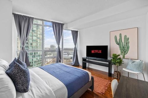 Fort York Apartment | Chic Fort York Studio Cozy Retreat in Downtown TO