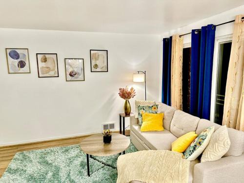 Lynnwood Apartment | Chic Townhome - Your cozy haven awaits in Lynnwood
