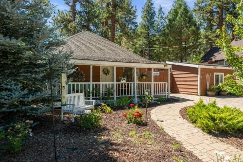 Big Bear Lake House | Chipmunk House - Magical Boulder Bay cottage within a picturesque setting!