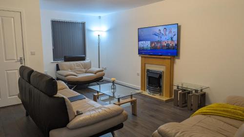 Burnley House | CLARITURF - 4 Bedroom Semi - Private Parking near Turf Moor, Town Centre, Transport and Motorway Links next to Canal, 3 Parks and Lake - Sky and Netflix