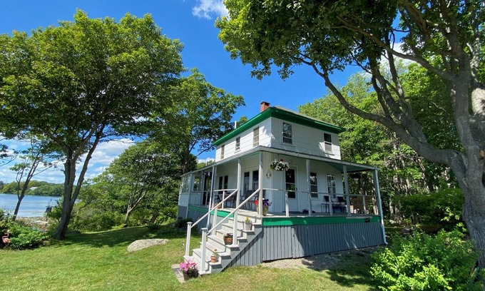 Fortunes Rocks Cottage | Classic 4 BR cottage steps from the beach: off-season rental inquiries welcome!