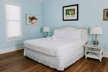 Historic Seaport Hotel | Classic King- Curry Mansion with Heated Pool!