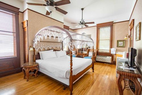 Historic Seaport Hotel | Classic King with Balcony at Curry Mansion