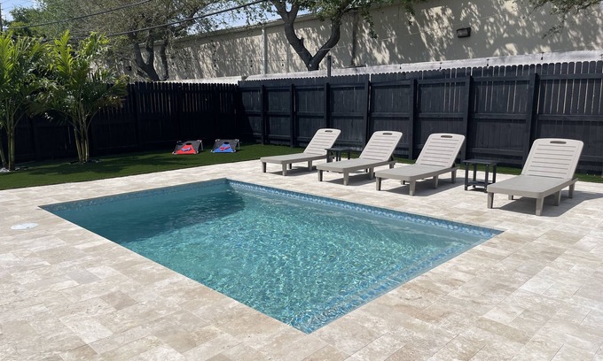 North Andrews Gardens House | Clean and modern 2/2 pool home, only 7 min. to beach, walking distance to shops