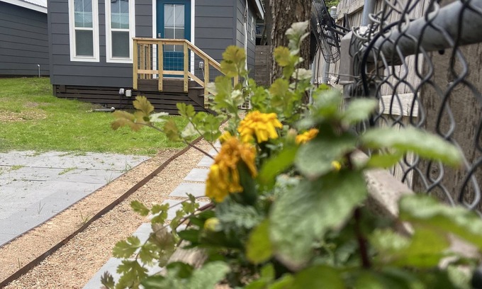 Hyde Park House | Clean, modern guesthouse located in a central Austin.