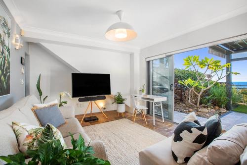 North Curl Curl Apartment | Cliff Top Hideaway - Ocean Views