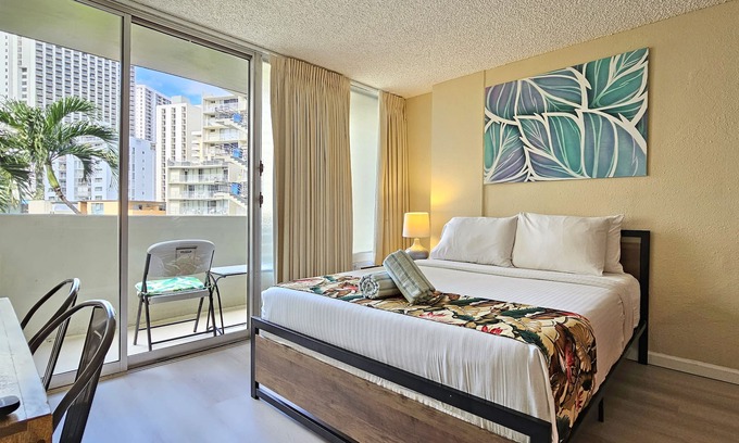 Waikiki Apartment | ⛱ Close to Beach Queen Studio with Balcony & Pool- Waikiki Grand Hotel®