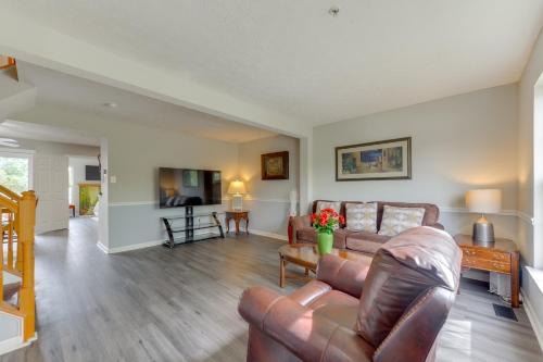 Rossville House | Close to Hospital and White Marsh! Rosedale Townhome