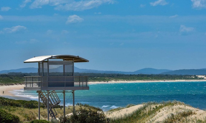 Hawks Nest House | Close To The Main Surf Beach