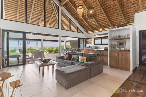 Temae House | Coastal Bliss: 1BR Bungalow by the Sea in Moorea